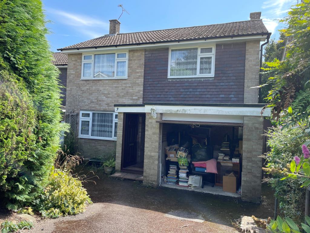 Lot: 128 - DETACHED HOUSE FOR REFURBISHMENT - Front elevation from road